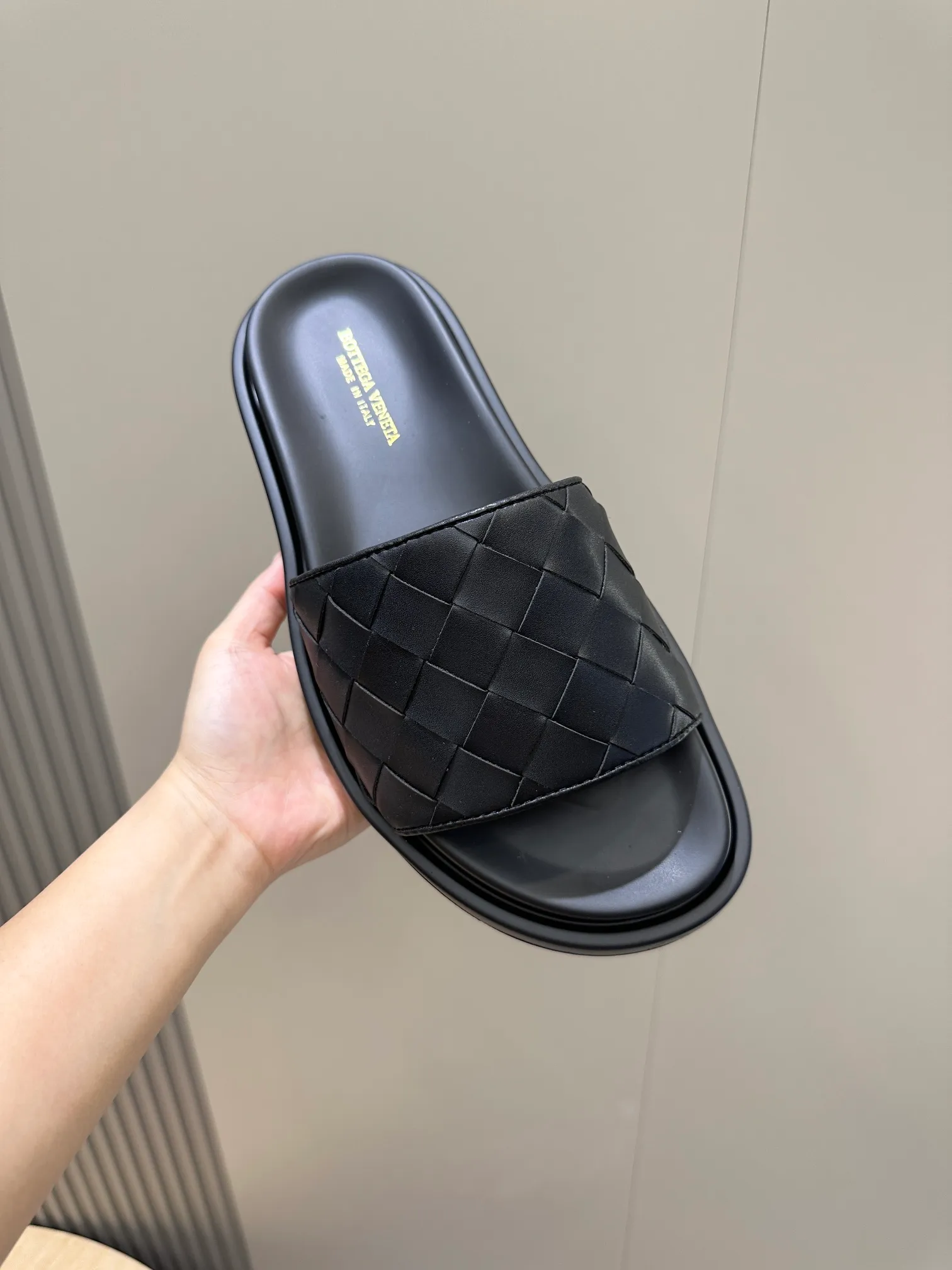Factory price: 360💰BV hand-woven men's slippers and sandals - suitable for walking. It still emphasizes minimalism and practical wearability, but is full of vivid artistry. Super classic, luxurious and comfortable, imported cowhide + cowhide lining + lightweight outsole Size: 39-44 (customized at 38.45)